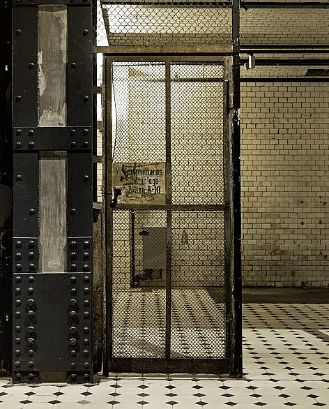 Eventlocation-Industrie-ewerk-Berlin-Halle C-Artefakte-unter-Galerie-Gitter