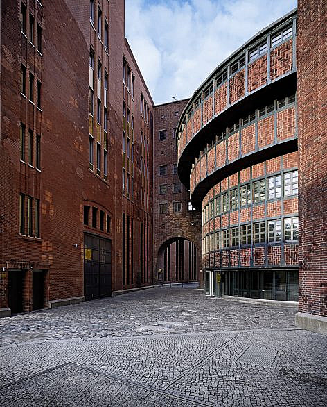 Eventlocation-Industrie-ewerk-Berlin-Schaltwarte-Hof-Aussenansicht-Hausfassade-Backstein-hoch