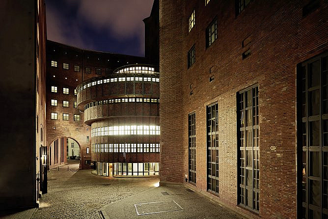 Eventlocation-Industrie-ewerk-Berlin-Schaltwarte-Hof-Außenansicht-Hausfassade-Backstein-quer-Nacht